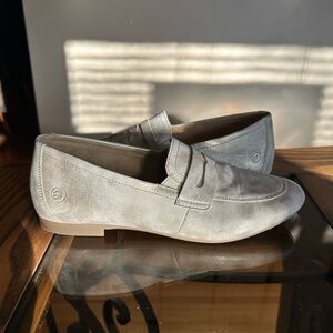 Remonte Size 8.5 taupe metallic leather loafers